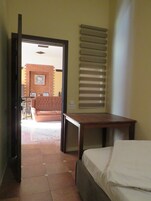 Een bureau, geluiddichte muren, gratis wifi