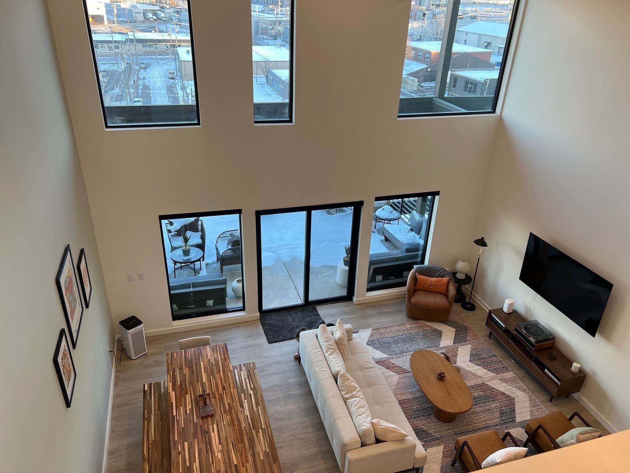 Penthouse Condo with a View, Pool, Parking, Huge Patio, Kitchen and Laundry