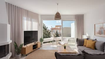 Villa de lujo | Área de sala de estar | Smart TV de 43 pulgadas con canales por cable, chimenea y Netflix