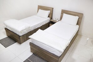 Chambre Confort avec lits jumeaux | 1 chambre, coffre-fort, décor unique, ameublement unique