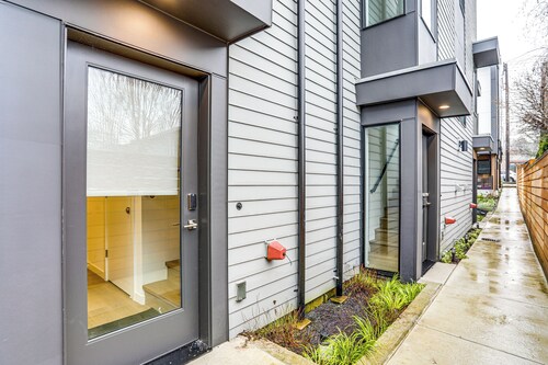 Modern Seattle Townhome: Walk to Light Rail!
