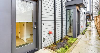 Modern Seattle Townhome: Walk to Light Rail!
