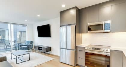 Modern Seattle Townhome: Walk to Light Rail!