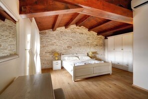 5 habitaciones, tabla de planchar con plancha, wifi y ropa de cama 