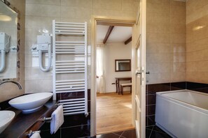 Ducha, secador de pelo y toallas