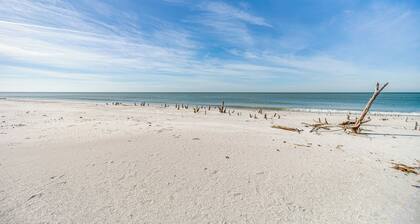 Fort Myers Beach Studio w/ Balcony & Views!