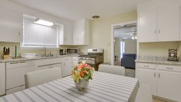 Nhà (3 Bedrooms) | Bếp riêng | Lò vi sóng, lò nướng, bếp nấu, dụng cụ nấu nướng/bát dĩa/dao nĩa