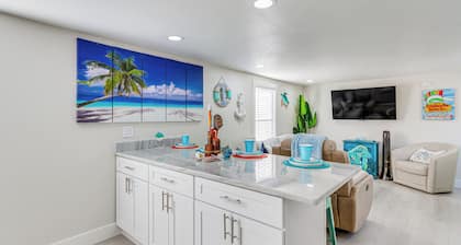 Gulf Breeze Home w/ Deck: Walk to Public Boat Ramp