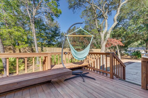 Gulf Breeze Home w/ Deck: Walk to Public Boat Ramp