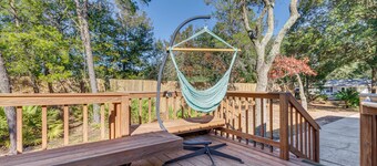 Gulf Breeze Home w/ Deck: Walk to Public Boat Ramp