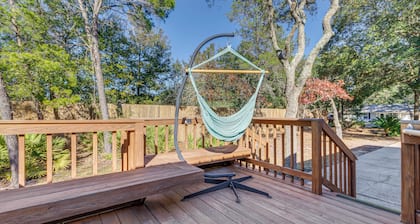 Gulf Breeze Home w/ Deck: Walk to Public Boat Ramp