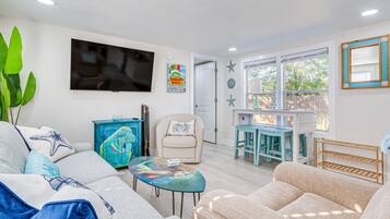 บ้านพัก (3 Bedrooms) | บริเวณนั่งเล่น | ทีวี