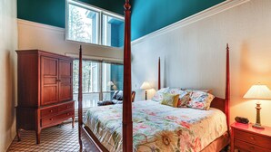 A bedroom with a four-poster bed, a wooden dresser, and a nightstand with a lamp. - Meadow Creek Golf Resort Condo: Skiing & Lake Life (New Meadows)