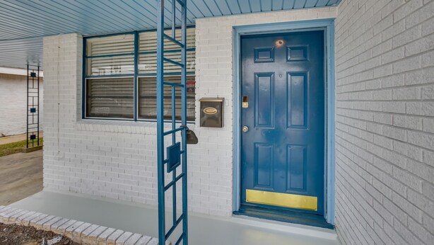 A blue door with a mailbox and a window with blinds. - 5 Mi to City Park: Charming Home Near Nola! (Metairie)