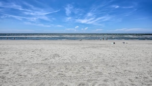 Una playa con cielo despejado y océano.