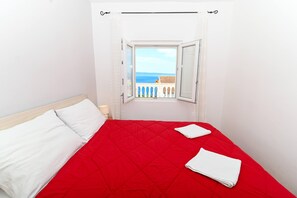 3 soverom, skrivebord, strykejern/-brett og reiseseng for barn