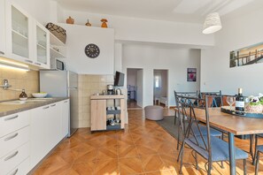 Réfrigérateur, four à micro-ondes, un four, surface de cuisson