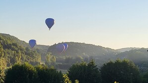 A landscape with multiple hot air balloons in the sky. - Agréable Maison en Pierres, à Quelques Minutes des Châteaux (vézac)