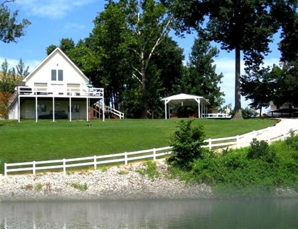 Comfort Chalet | Individually decorated, individually furnished, iron/ironing board - River Ridge Inn (Norfork)