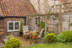 Outdoor dining - Josephine's Cottage, Great Walsingham, Norfolk (Great Walsingham)