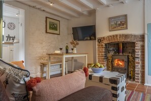 TV, fireplace - Josephine's Cottage, Great Walsingham, Norfolk (Great Walsingham)