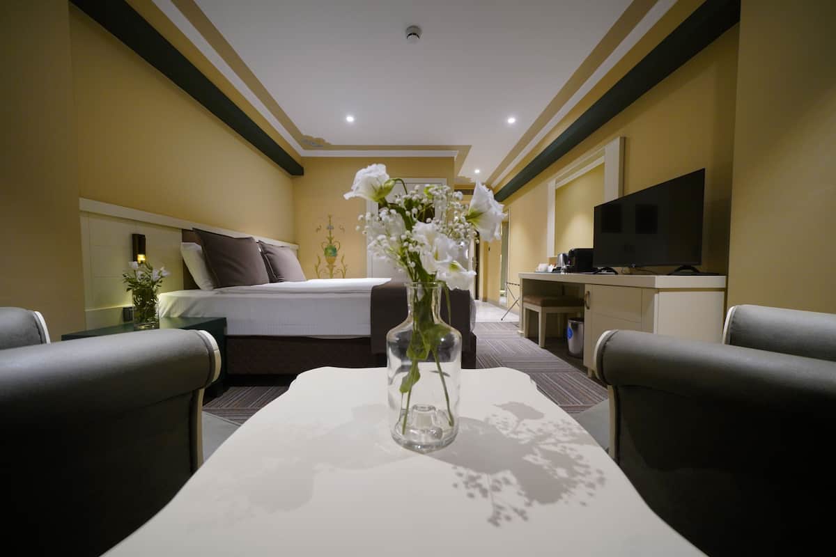 Luxury Room, 1 Queen Bed, Valley View | 1 bedroom, Egyptian cotton sheets, premium bedding, free minibar items