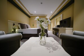 Deluxe Room with Jacuzzi | 1 間臥室、埃及棉床單、高級寢具、免費迷你吧物品