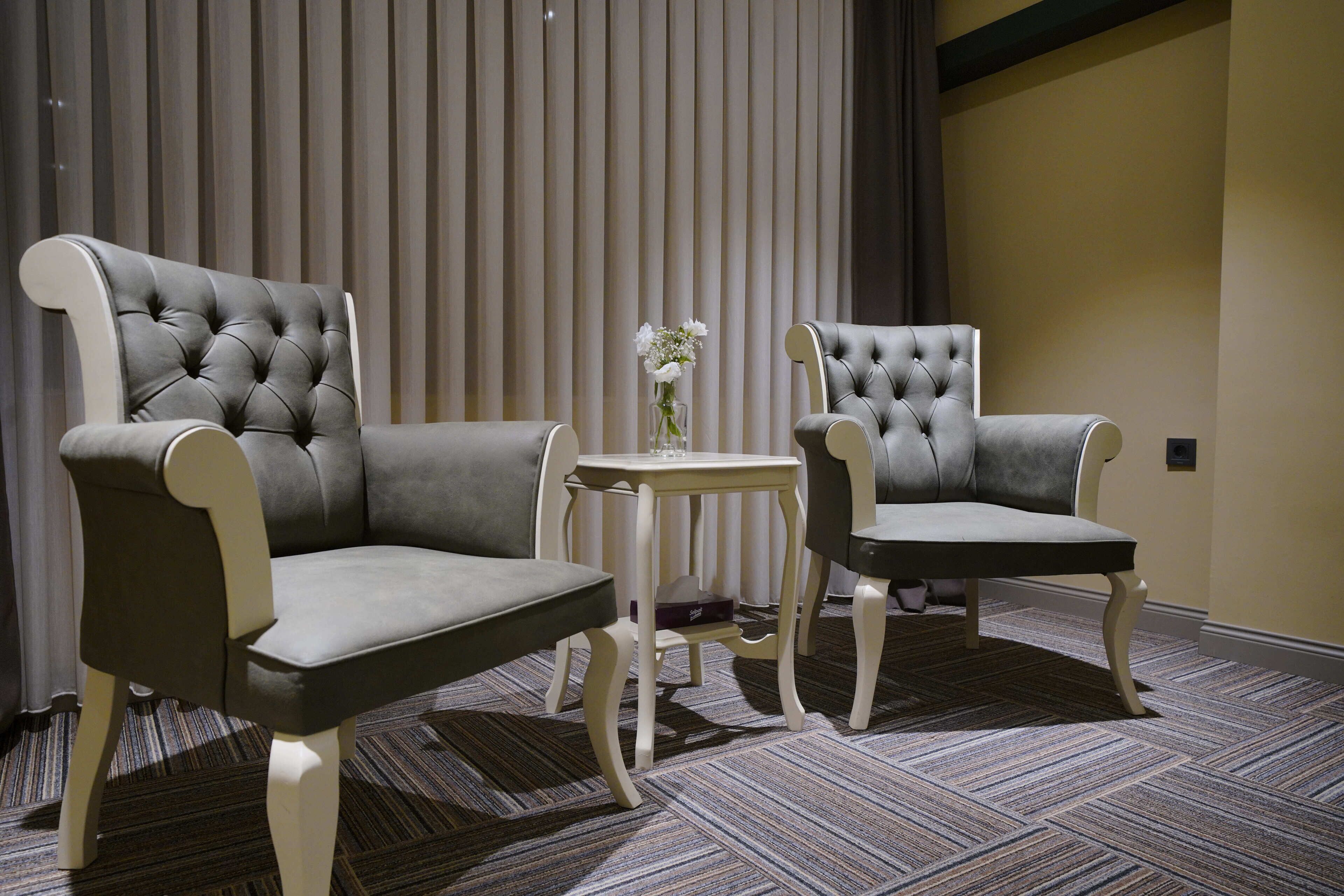 Deluxe Room with Jacuzzi | Woonruimte | Een 30-inch smart-tv met digitale zenders