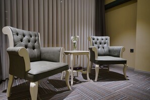 Deluxe Room with Jacuzzi | 客廳 | 30 吋智能電視連數碼電視頻道