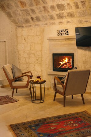 Cave Room with Jacuzzi | Egyptian cotton sheets, premium bedding, free minibar items - Zemi Hotel Cappadocia (Nevsehir)
