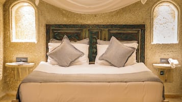 Cave Room with Jacuzzi | Egyptiske bomuldslagner, premium-sengetøj, gratis produkter i minibaren