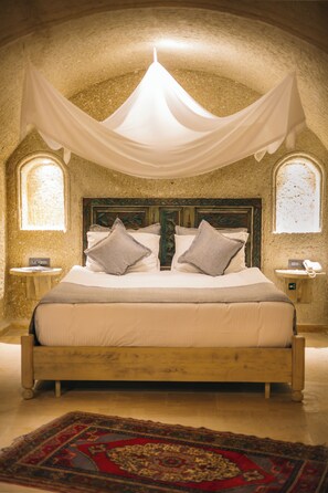 Cave Room with Jacuzzi | 이집트산 면 시트, 고급 침구, 무료 미니바 품목, 객실 내 금고