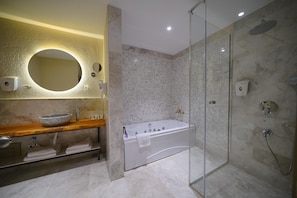 Garden Room With Jacuzzi | 객실 내 식사 공간