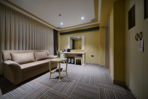 Deluxe Suite | 起居區 | 30-吋智慧型電視，提供數位頻道