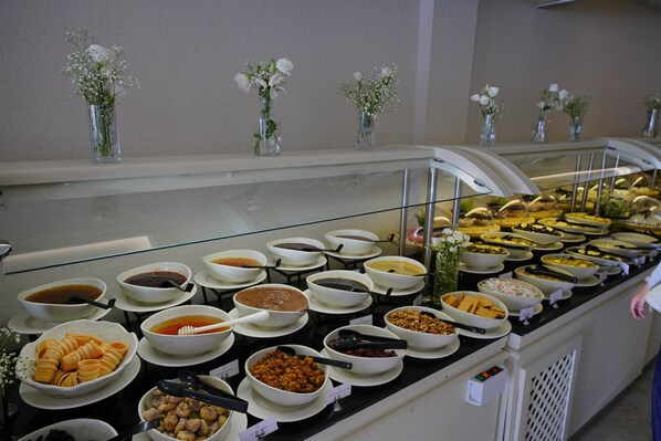 含每日吃到飽早餐