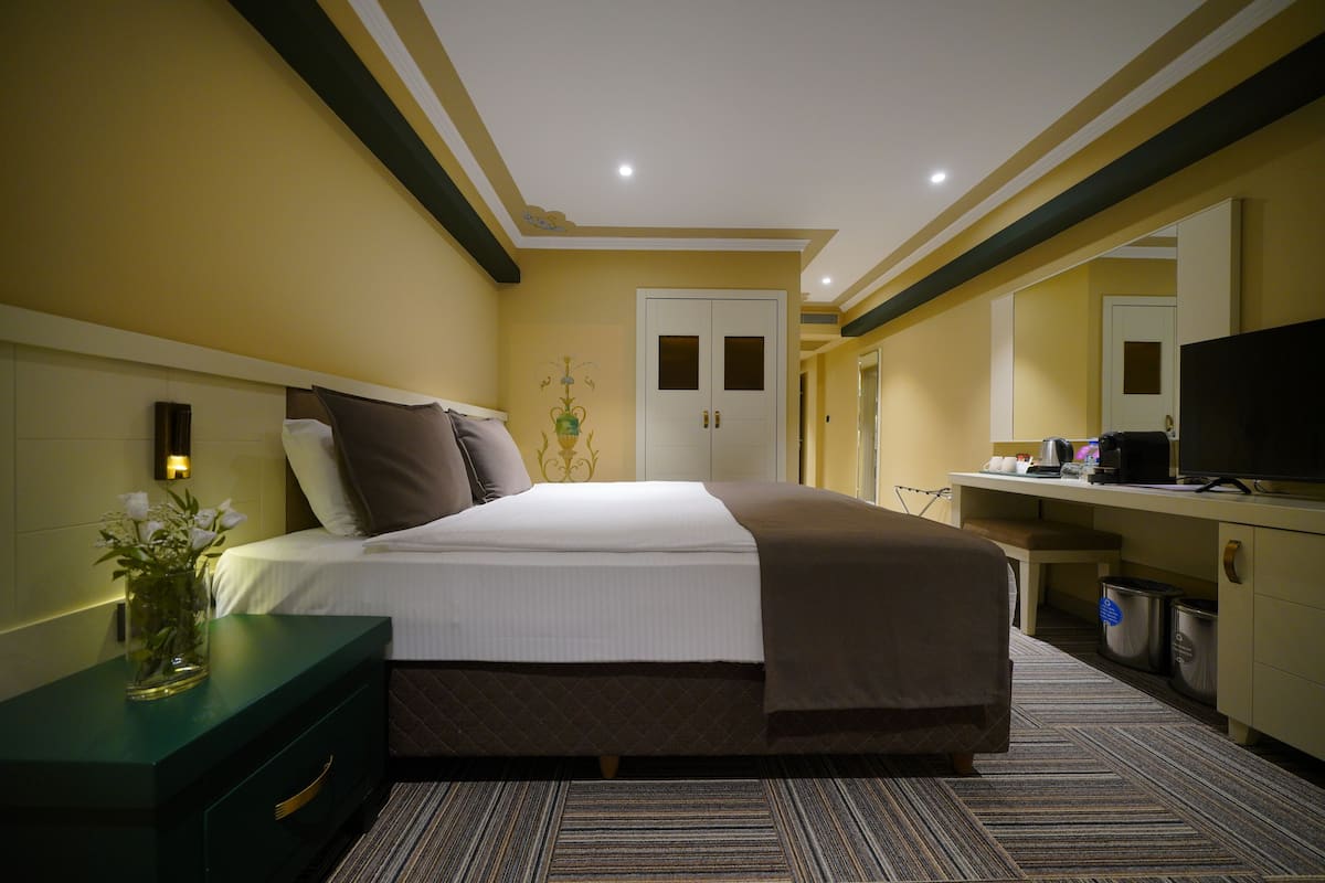 Deluxe Room, 1 Queen Bed, Valley View | 1 bedroom, Egyptian cotton sheets, premium bedding, free minibar items