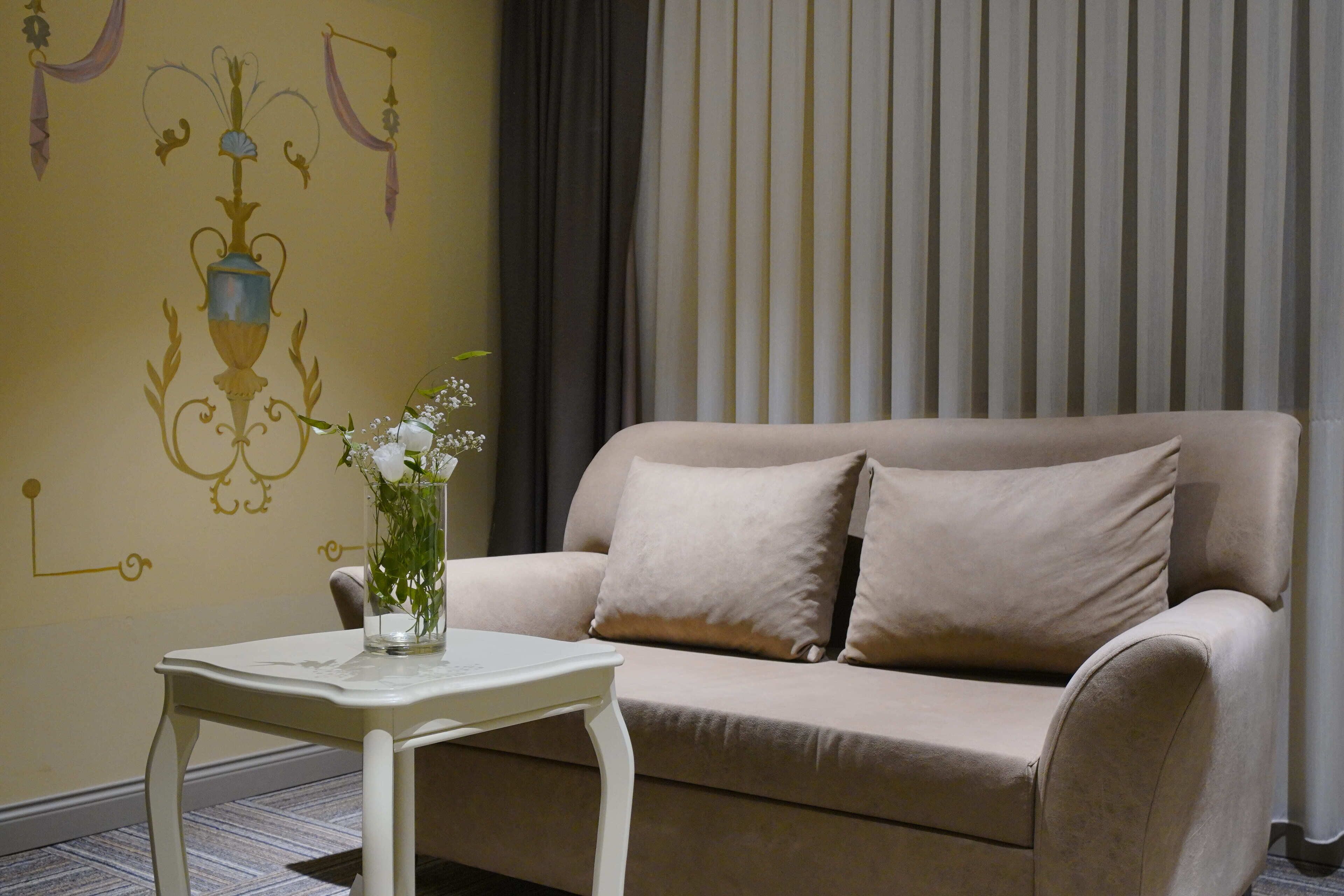 Deluxe Suite | Woonruimte | Een 30-inch smart-tv met digitale zenders