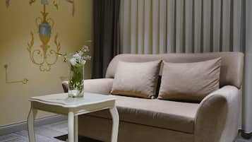 Deluxe Suite | Woonruimte | Een 30-inch smart-tv met digitale zenders