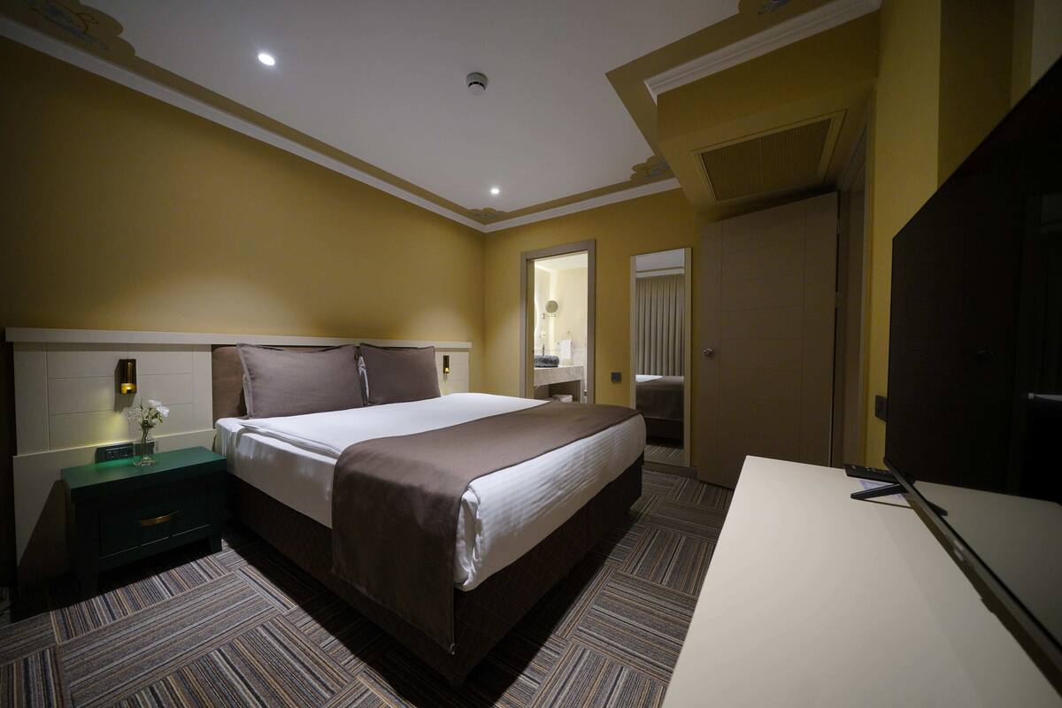 Deluxe Suite | Egyptian cotton sheets, premium bedding, free minibar items