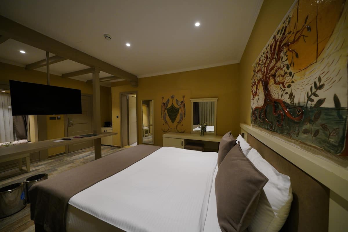 Chambre Tradition, 1 grand lit, vue jardin | Restauration dans la chambre