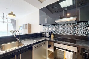 Réfrigérateur, micro-ondes, four, plaque de cuisson