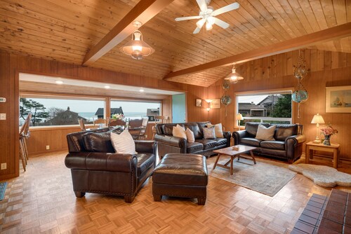 Beach Bungalow-Manzanita, Ocean View, perfect small family getaway. Dogs ok