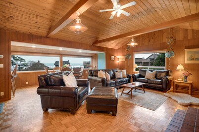 Beach Bungalow-Manzanita, Ocean View, perfect small family getaway. Dogs ok