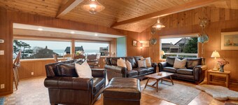 Beach Bungalow-Manzanita, Ocean View, perfect small family getaway. Dogs ok