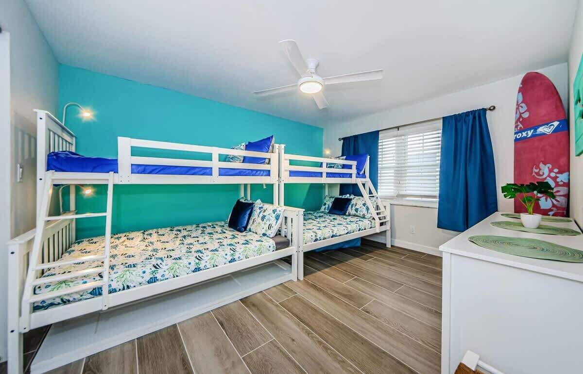 4 bedrooms, iron/ironing board, WiFi, bed sheets