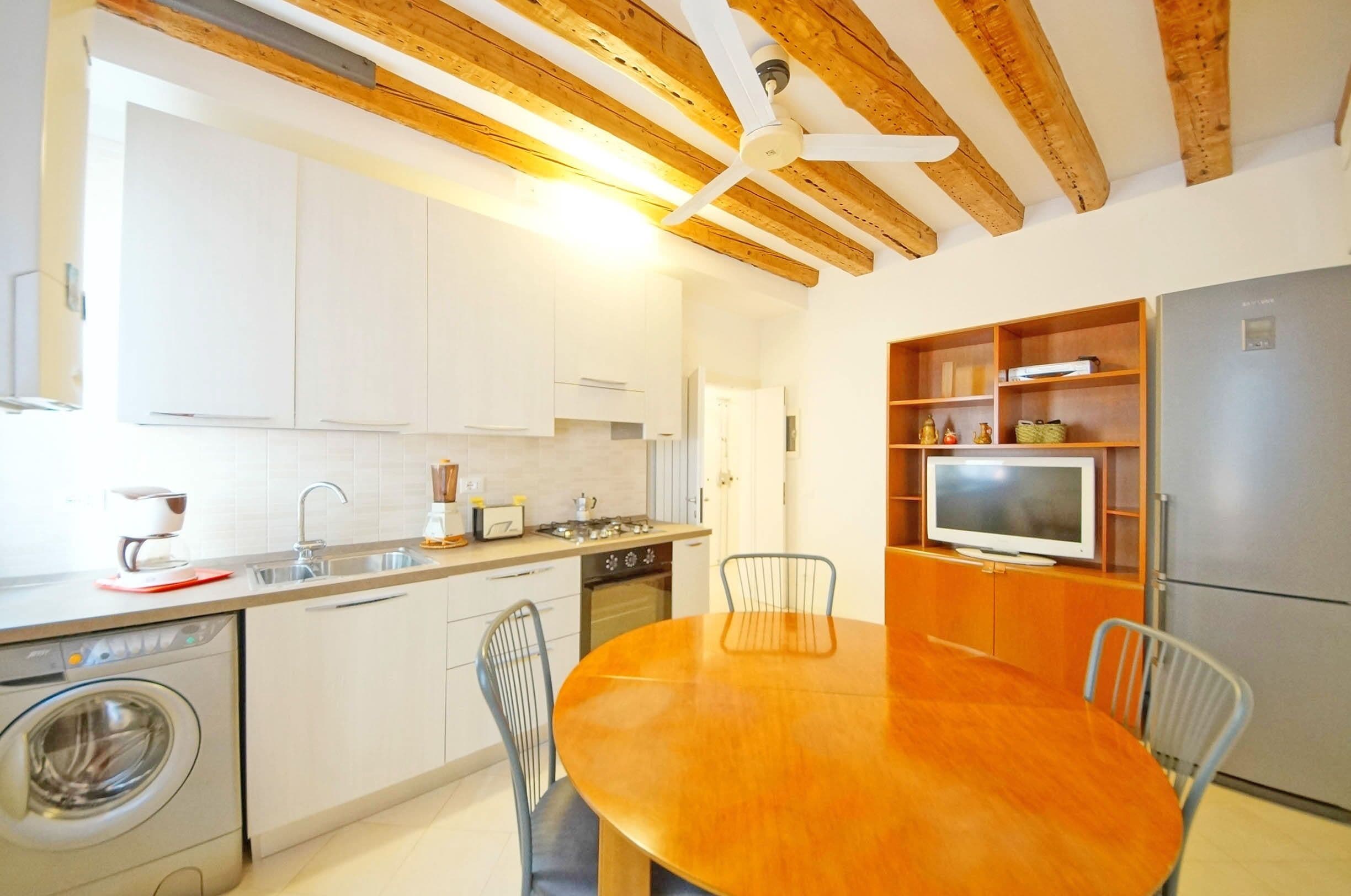 Appartamento | Cucina privata | Frigorifero con congelatore, microonde, forno, piano cottura