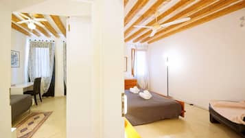 Huoneisto | 2 makuuhuonetta, untuvapeitot, työpöytä, silitysrauta/-lauta