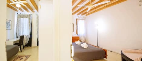 2 habitaciones, escritorio y tabla de planchar con plancha