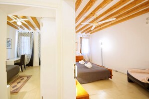 2 bedrooms, down duvets, desk, iron/ironing board - DolceVita Apartments N. 489 (Venice)