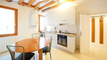 Huoneisto | Yksityinen keittiö | Täysikokoinen jääkaappi, mikroaaltouuni, uuni, liesi